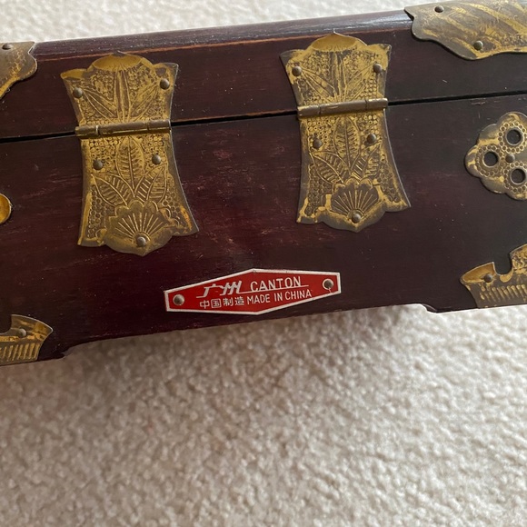 VINTAGE Wooden Chest Jewelry Box Wood and Brass accent with Antique Style Lock - Picture 6 of 11